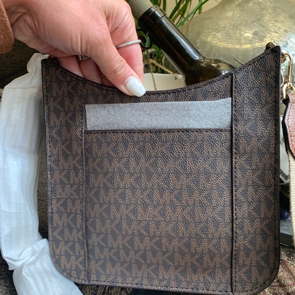 Authentic MICHAEL KORS Signature leather snap magnetic top Crossbody - Picture 12 of 15